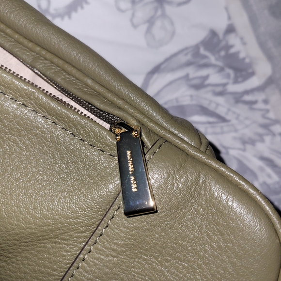 Michael Kors Olive Leather Bag with Gold Details - Picture 6 of 11